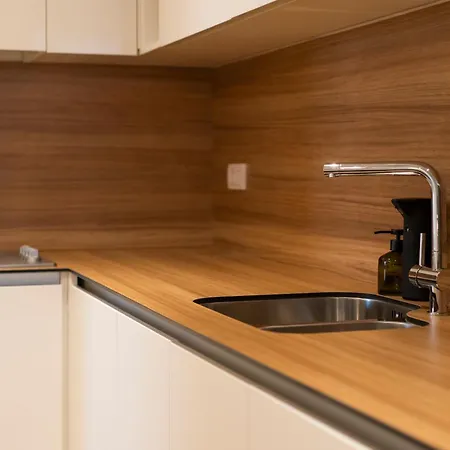 - Waterfront 公寓 *